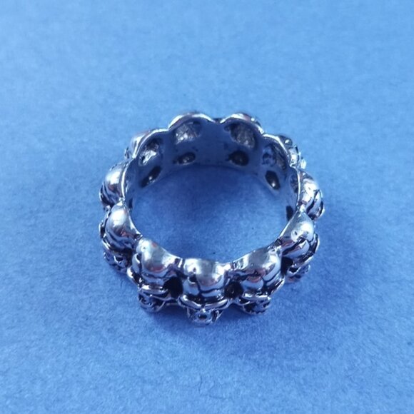 💀 Infinite Skulls Heavy Metal Gothic Biker Ring – Size 7 (Unisex) - Picture 3 of 4